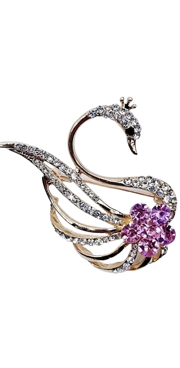 Broche Zwaan Strass met paarse bloem ( Goudkleurig) 4.5 x 5.2 cm