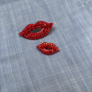 Broche Strass mond Rood 2 Stuks ( 4.2 x 1.8 cm / 2.4 x 1.2 cm )