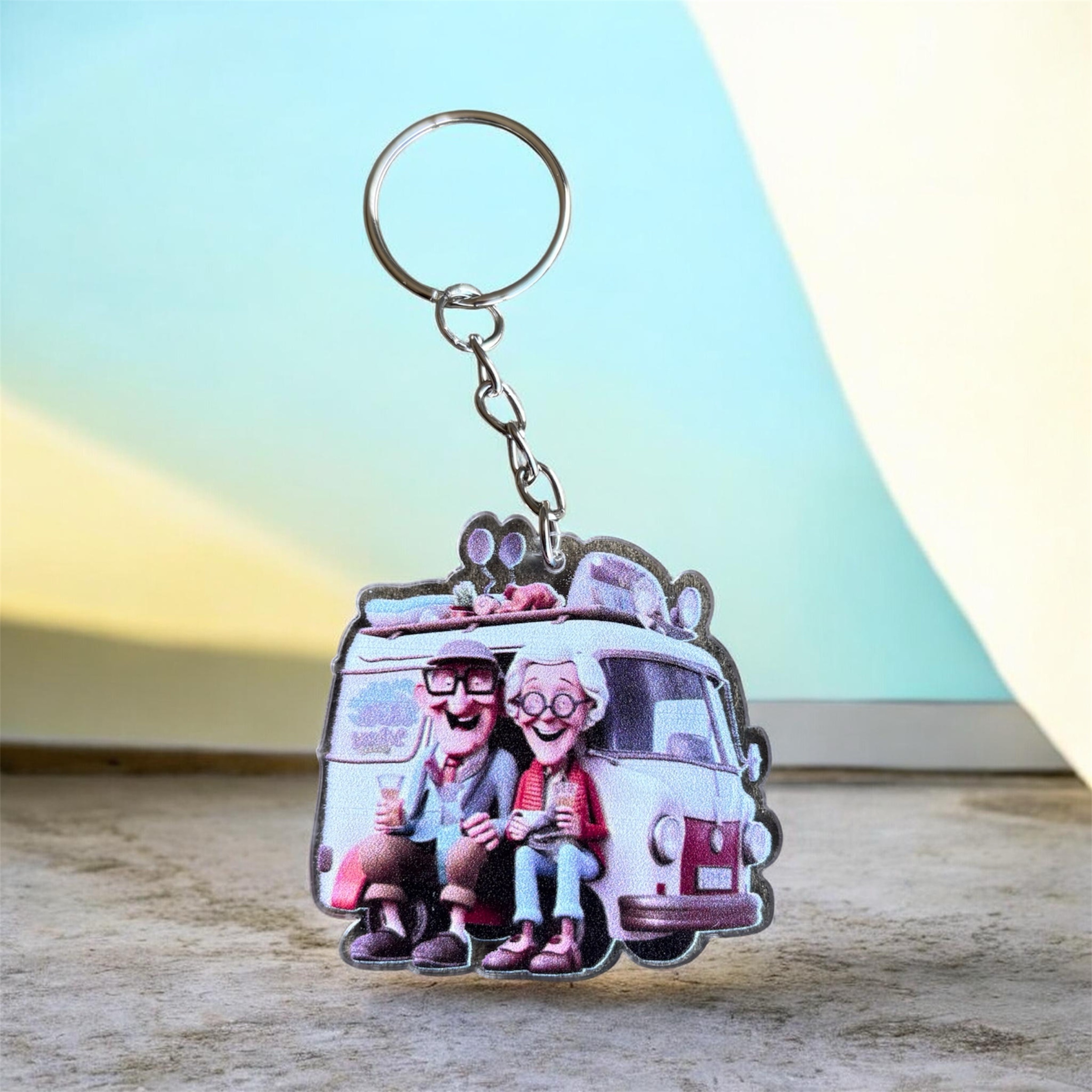 Sleutelhanger Camper met Opa en Oma ( Acryl Plat model ) 5 x 5 cm