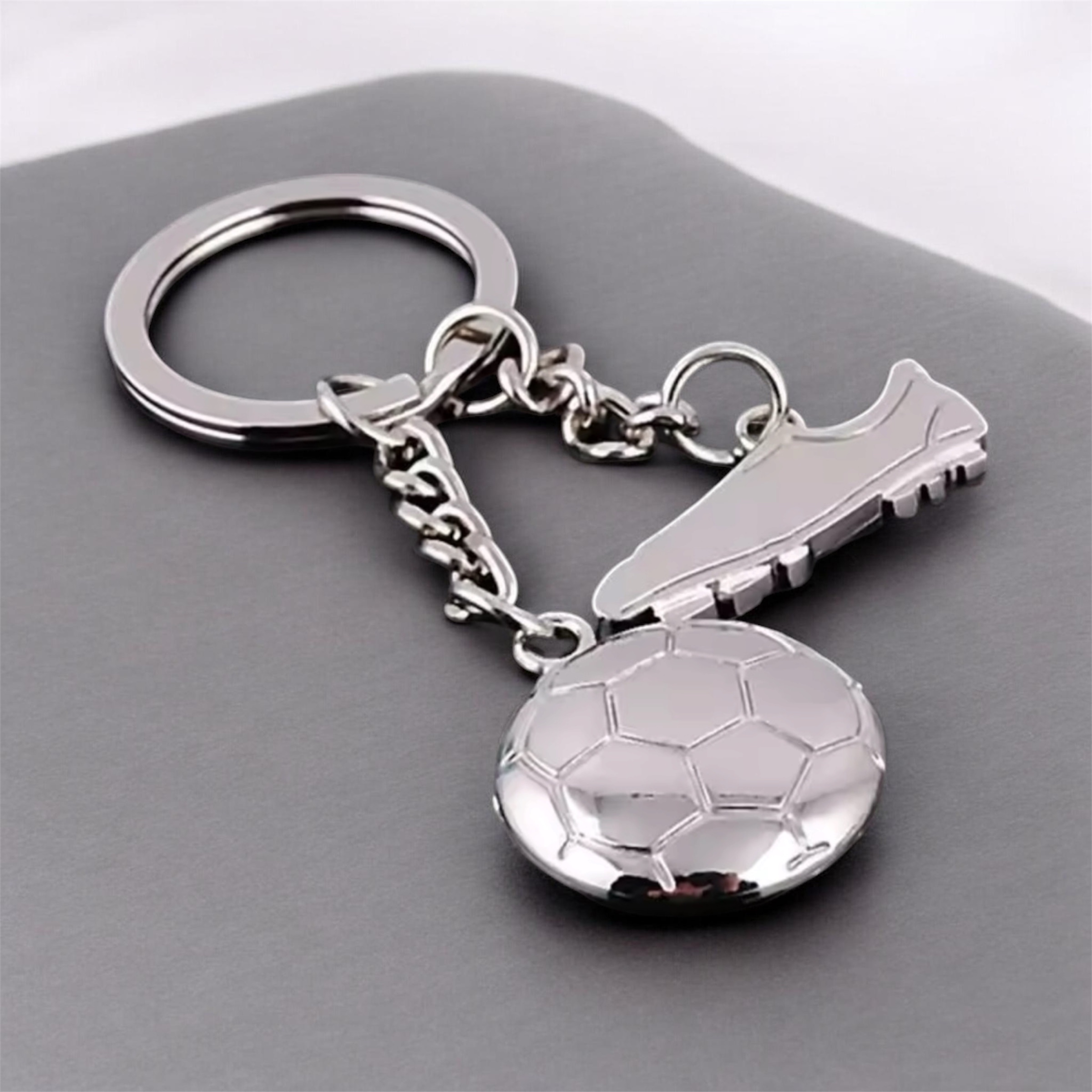 Sleutelhanger Voetbalschoen / Voetbal ( 8.5 x 3 cm )