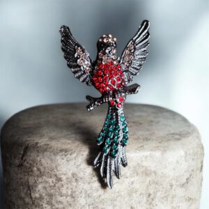 Broche Papegaai Strass DonkerZilver kleurig ( Rood/ Groen ) 7.1 x 3.9 cm