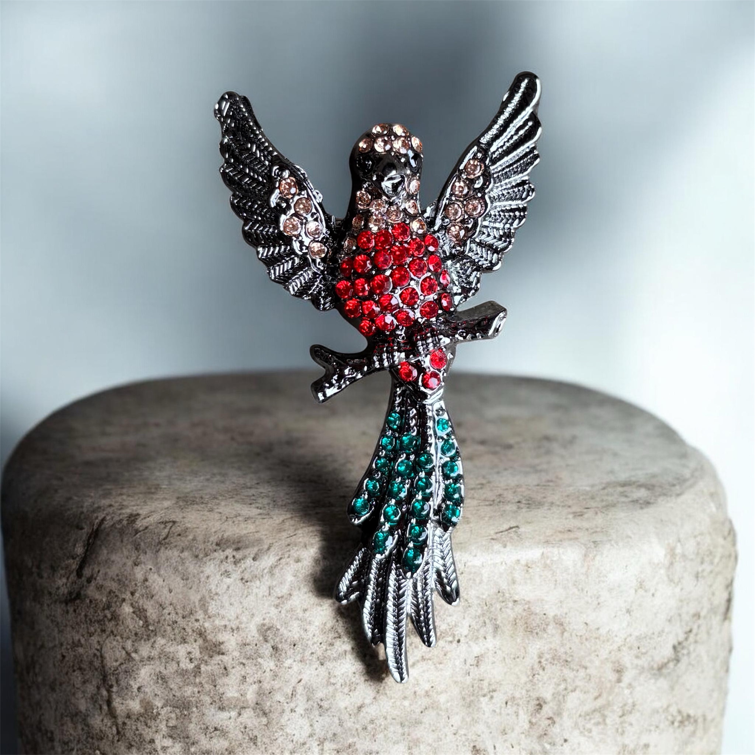 Broche Papegaai Strass DonkerZilver kleurig ( Rood/ Groen ) 7.1 x 3.9 cm